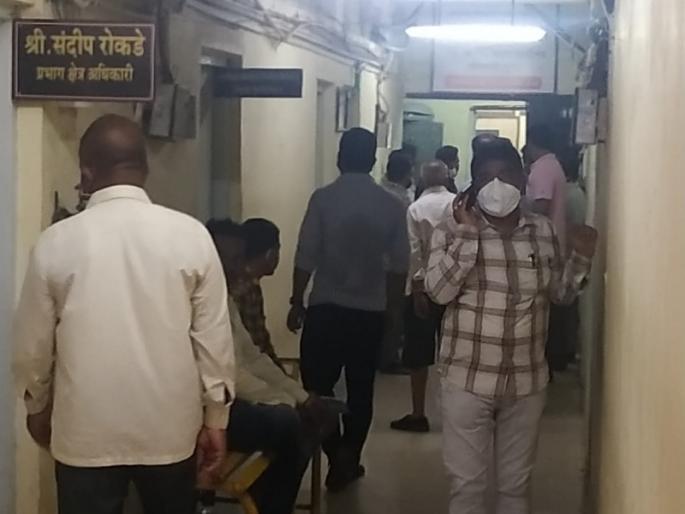 KDMC officials kept the offices closed; Late-arriving employees stand outside the office | .... म्हणून केडीएमसीच्या अधिकाऱ्याने ठेवली कार्यालये बंद; उशिरा आलेले कर्मचारी कार्यालयाबाहेर उभे KDMC officials kept the offices closed; Late-arriving employees stand outside the office | .... म्हणून केडीएमसीच्या अधिकाऱ्याने ठेवली कार्यालये बंद; उशिरा आलेले कर्मचारी कार्यालयाबाहेर उभे