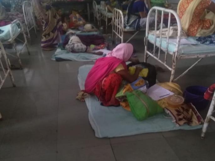 Cesarean women patients, very good treatment for babies | सिझरिनच्या महिला रुग्ण, बाळांवर चक्क जमिनीवर उपचार Cesarean women patients, very good treatment for babies | सिझरिनच्या महिला रुग्ण, बाळांवर चक्क जमिनीवर उपचार