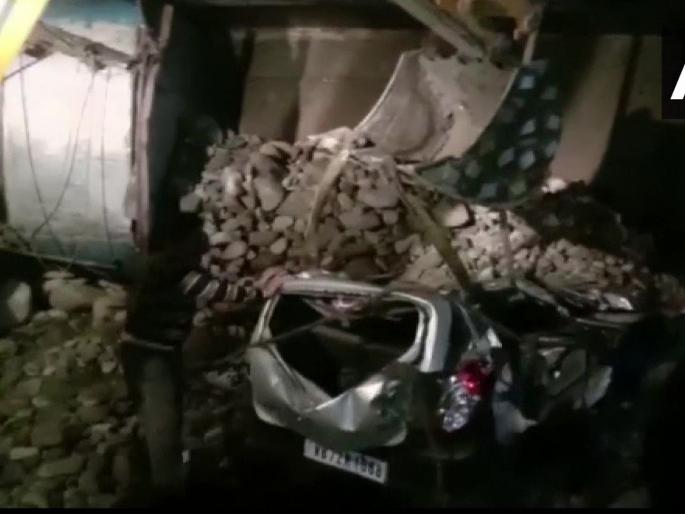 dumper carrying river stones hit several vehicles; 13 killed returning from wedding | नदीचे दगड नेणाऱ्या डंपरची अनेक वाहनांना धडक; लग्न समारंभाहून परतणारे १३ ठार