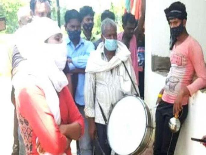 Love breakup: Boyfriend in the army refuses to marry; woman took out Varat in UP | Crime news: बॉयफ्रेंडने सैन्यात नोकरी लागताच दगा दिला, लग्नास नकार देताच तरुणीने 'वरात' काढली... Love breakup: Boyfriend in the army refuses to marry; woman took out Varat in UP | Crime news: बॉयफ्रेंडने सैन्यात नोकरी लागताच दगा दिला, लग्नास नकार देताच तरुणीने 'वरात' काढली...