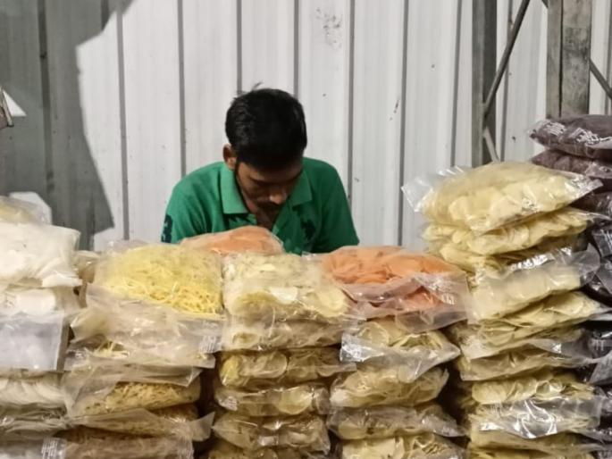 In Mumbai, the sale of foodstuff was carried out on railway stalls | मुंबईत रेल्वे स्टॉल्सवर कायदा धाब्यावर बसवून खाद्यपदार्थांची होते विक्री In Mumbai, the sale of foodstuff was carried out on railway stalls | मुंबईत रेल्वे स्टॉल्सवर कायदा धाब्यावर बसवून खाद्यपदार्थांची होते विक्री