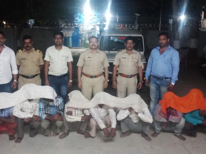 Major gangs of robbers arested; Duplicate Gold biscuit seized | दरोडेखोरांची मोठी टोळी जेरबंद; सोन्याचे बनावट बिस्कीट जप्त Major gangs of robbers arested; Duplicate Gold biscuit seized | दरोडेखोरांची मोठी टोळी जेरबंद; सोन्याचे बनावट बिस्कीट जप्त