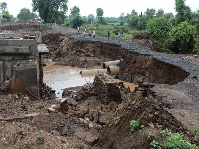 Yavatmal was lashed by rains; The bridge near Shelodi village was swept away | यवतमाळला पावसाने झोडपले; शेलोडी गावाजवळील पूल गेला वाहून, वाहतूक ठप्प Yavatmal was lashed by rains; The bridge near Shelodi village was swept away | यवतमाळला पावसाने झोडपले; शेलोडी गावाजवळील पूल गेला वाहून, वाहतूक ठप्प