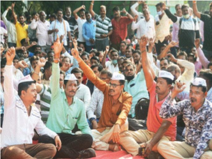 ST is one hundred percent closed in the state | राज्यात एसटी शंभर टक्के बंद; दिवसभरात ५४२ जण, तर दोन दिवसांत ९१८ कर्मचाऱ्यांचे निलंबन ST is one hundred percent closed in the state | राज्यात एसटी शंभर टक्के बंद; दिवसभरात ५४२ जण, तर दोन दिवसांत ९१८ कर्मचाऱ्यांचे निलंबन