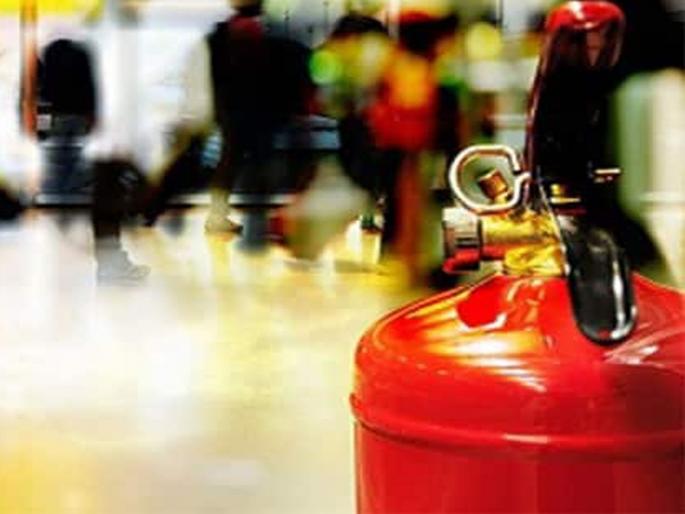 Ignorance among firefighters about the use of fire | कर्मचाऱ्यांत अग्निशमनच्या वापराविषयी अज्ञान Ignorance among firefighters about the use of fire | कर्मचाऱ्यांत अग्निशमनच्या वापराविषयी अज्ञान