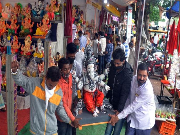 Forty percent public Ganeshotsav in Nashik this year; The number of small-to-large circles, including valuable ones, decreased | यंदा नाशकात चाळीस टक्के सार्वजनिक गणेशोत्सव; मौल्यवानसह लहान-मोठ्या मंडळांची संख्या घटली Forty percent public Ganeshotsav in Nashik this year; The number of small-to-large circles, including valuable ones, decreased | यंदा नाशकात चाळीस टक्के सार्वजनिक गणेशोत्सव; मौल्यवानसह लहान-मोठ्या मंडळांची संख्या घटली