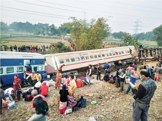 12 killed in West Bengal train derailment 45 injured | पश्चिम बंगालमध्ये रेल्वेचे १२ डबे घसरून ५ जणांचा मृत्यू; ४५ जण झाले जखमी 12 killed in West Bengal train derailment 45 injured | पश्चिम बंगालमध्ये रेल्वेचे १२ डबे घसरून ५ जणांचा मृत्यू; ४५ जण झाले जखमी