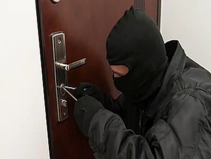 A bag of gold jewelery was stolen from the sister's house | बहिणीच्या घरातून सोन्याच्या दागीन्यांची बॅग लंपास A bag of gold jewelery was stolen from the sister's house | बहिणीच्या घरातून सोन्याच्या दागीन्यांची बॅग लंपास