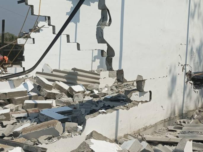 Action taken against illegal construction in Ulhasnagar | उल्हासनगरात अवैध बांधकामावर कारवाई; १२ खोल्याचे अवैध बांधकामाची तक्रार Action taken against illegal construction in Ulhasnagar | उल्हासनगरात अवैध बांधकामावर कारवाई; १२ खोल्याचे अवैध बांधकामाची तक्रार