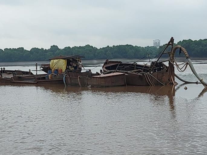 Revenue department action against sand mafias in Bhiwandi; 16 lakh barges and suction pumps destroyed | भिवंडीत रेती माफियांवर महसूल विभागाची कारवाई; १६ लाखांचे बार्ज व सक्शन पंप केले नष्ट Revenue department action against sand mafias in Bhiwandi; 16 lakh barges and suction pumps destroyed | भिवंडीत रेती माफियांवर महसूल विभागाची कारवाई; १६ लाखांचे बार्ज व सक्शन पंप केले नष्ट