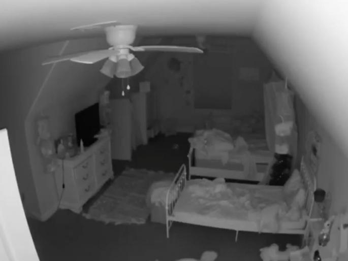 The wife was tired so the husband put the camera in the bedroom and found out the reason in america | पत्नी नेहमी दु:खी अन् थकलेली असायची; पतीला आला संशय, बेडरूममध्ये कॅमेरा लावला अन्...