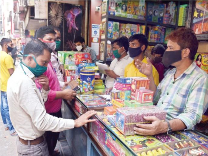 There is a lot of confusion in the state about the ban on fireworks | फटाकेबंदीबाबत राज्यात संभ्रमच फार; खरेदीला मुभा, वाजविण्यावर बंधने There is a lot of confusion in the state about the ban on fireworks | फटाकेबंदीबाबत राज्यात संभ्रमच फार; खरेदीला मुभा, वाजविण्यावर बंधने