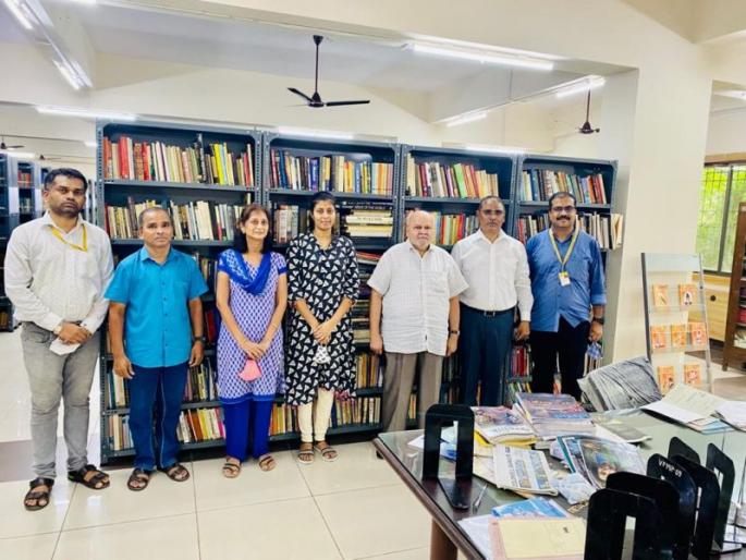 1100 texts donated by an American researcher to the Institute of Oriental Studies | प्राच्यविद्या अभ्यास संस्थेला अमेरिकन संशोधकाकडून ११०० ग्रंथांची भेट 1100 texts donated by an American researcher to the Institute of Oriental Studies | प्राच्यविद्या अभ्यास संस्थेला अमेरिकन संशोधकाकडून ११०० ग्रंथांची भेट