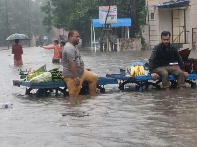 Heavy rains in Bhiwandi; The misery of the citizens due to stagnant water in some places | भिवंडीत पावसाची दमदार हजेरी ; ठिकठिकाणी पाणी साचल्याने नागरिकांची दैना Heavy rains in Bhiwandi; The misery of the citizens due to stagnant water in some places | भिवंडीत पावसाची दमदार हजेरी ; ठिकठिकाणी पाणी साचल्याने नागरिकांची दैना