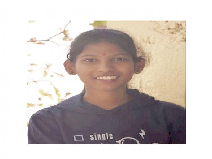 A young woman who fell off her bike was crushed by a speeding truck; other one is seriously injured | भरधाव ट्रकची दुचाकीला धडक; युवतीचा जागीच मृत्यू, दुसरी गंभीर जखमी A young woman who fell off her bike was crushed by a speeding truck; other one is seriously injured | भरधाव ट्रकची दुचाकीला धडक; युवतीचा जागीच मृत्यू, दुसरी गंभीर जखमी