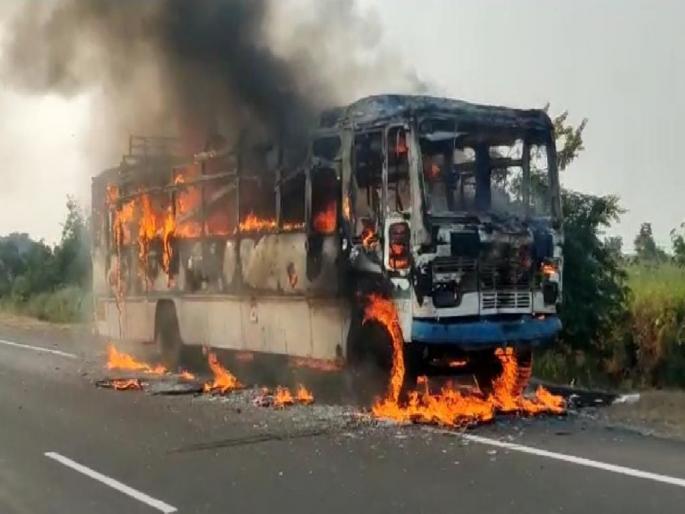 A running ST bus catches fire in amravati; all 35 passengers rescued safely | धावत्या एसटी बसने अचनाक घेतला पेट; चालकाची सतर्कता, ३५ प्रवासी सुखरूप A running ST bus catches fire in amravati; all 35 passengers rescued safely | धावत्या एसटी बसने अचनाक घेतला पेट; चालकाची सतर्कता, ३५ प्रवासी सुखरूप