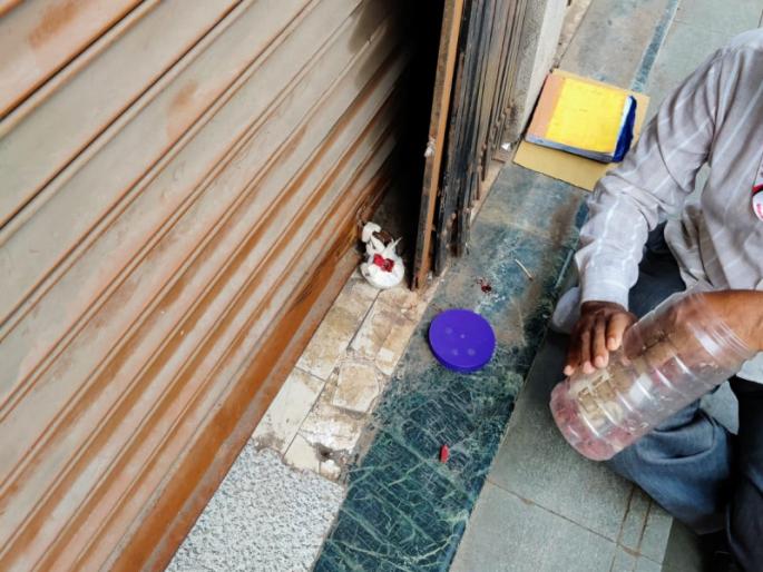 Hotel bars and shops that violate the rules are sealed; Action taken by KDMC Additional Commissioner | नियमांचे उल्लंघन करणारी हॉटेल बार अन् दुकाने केली सील; केडीएमसी अतिरिक्त आयुक्तांनी केली कारवाई Hotel bars and shops that violate the rules are sealed; Action taken by KDMC Additional Commissioner | नियमांचे उल्लंघन करणारी हॉटेल बार अन् दुकाने केली सील; केडीएमसी अतिरिक्त आयुक्तांनी केली कारवाई