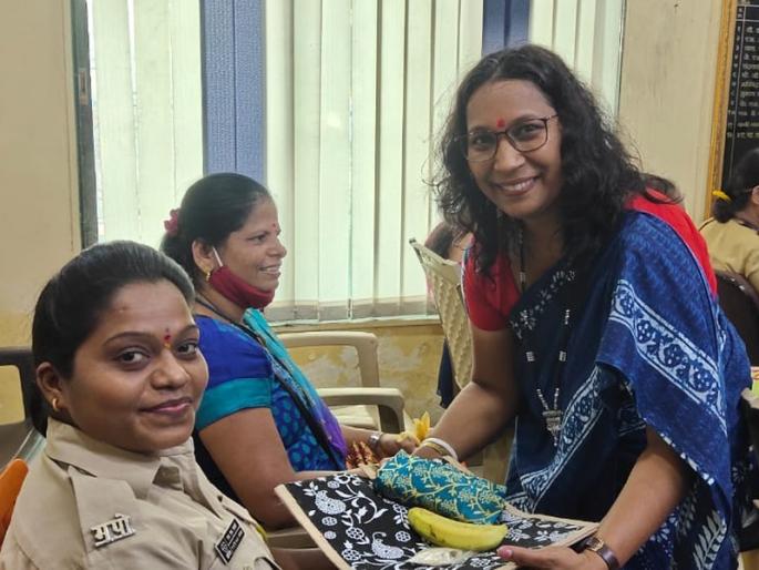 OT full of women police in coal mines; Nutan Gyan Mandir School's social commitment initiative | कोळसेवाडीतील महिला पोलिसांची भरली ओटी; नूतन ज्ञान मंदिर शाळेचा सामाजिक बांधीलकीचा दुर्वाकूर उपक्रम OT full of women police in coal mines; Nutan Gyan Mandir School's social commitment initiative | कोळसेवाडीतील महिला पोलिसांची भरली ओटी; नूतन ज्ञान मंदिर शाळेचा सामाजिक बांधीलकीचा दुर्वाकूर उपक्रम