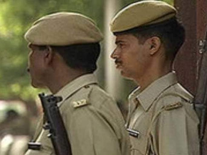 Two policemen from Vasai were beaten during a patrol | वसईच्या दोन पोलिसांना गस्तीच्या वेळी मारहाण Two policemen from Vasai were beaten during a patrol | वसईच्या दोन पोलिसांना गस्तीच्या वेळी मारहाण