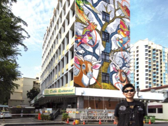 Colors of Indian sparrows at a hotel in Singapore | सिंगापूरच्या हॉटेलवर भारतीय चिमण्यांचे रंग