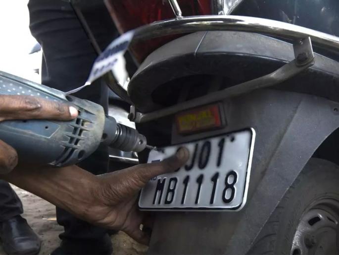 Vehicles waiting for the number plate: the customer is in trouble | नंबर प्लेटच्या प्रतीक्षेत वाहने : ग्राहक त्रस्त Vehicles waiting for the number plate: the customer is in trouble | नंबर प्लेटच्या प्रतीक्षेत वाहने : ग्राहक त्रस्त