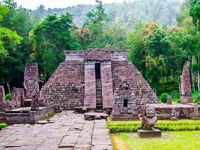 Unique Shivling found in bronze cup from Candi sukuh temple Indonesia | खरंच 'या' मंदिरात आजही समुद्र मंथनातून निघालेला अमृत कलश आहे का? Unique Shivling found in bronze cup from Candi sukuh temple Indonesia | खरंच 'या' मंदिरात आजही समुद्र मंथनातून निघालेला अमृत कलश आहे का?