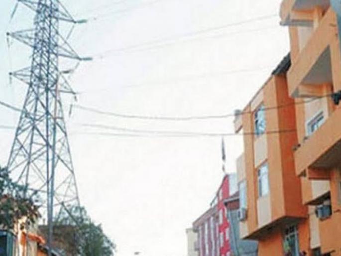 Remove illegal construction near the hitension line: High court order to NMC | हायटेन्शन लाईनजवळची अवैध बांधकामे हटवा : हायकोर्टाचा मनपाला आदेश Remove illegal construction near the hitension line: High court order to NMC | हायटेन्शन लाईनजवळची अवैध बांधकामे हटवा : हायकोर्टाचा मनपाला आदेश