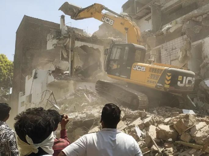 Bulldozer action on the houses of the accused; Nagpur Municipal Corporation seeks unconditional apology | आरोपींच्या घरांवर बुलडोझर कारवाई; नागपूर महानगरपालिकेने मागितली बिनशर्त माफी Bulldozer action on the houses of the accused; Nagpur Municipal Corporation seeks unconditional apology | आरोपींच्या घरांवर बुलडोझर कारवाई; नागपूर महानगरपालिकेने मागितली बिनशर्त माफी