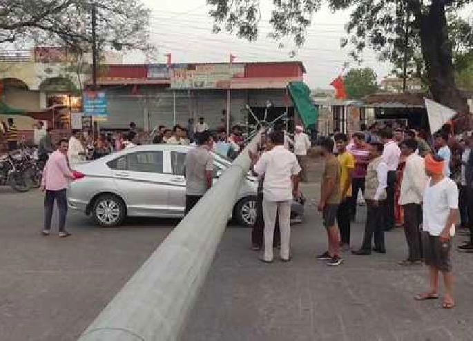 50-foot highmast crashes into car; District Superintendent of Agriculture briefly defended | ५० फुटाचा हायमास्ट कारवर कोसळला; जिल्हा अधीक्षक कृषी अधिकारी थोडक्यात बचावले 50-foot highmast crashes into car; District Superintendent of Agriculture briefly defended | ५० फुटाचा हायमास्ट कारवर कोसळला; जिल्हा अधीक्षक कृषी अधिकारी थोडक्यात बचावले