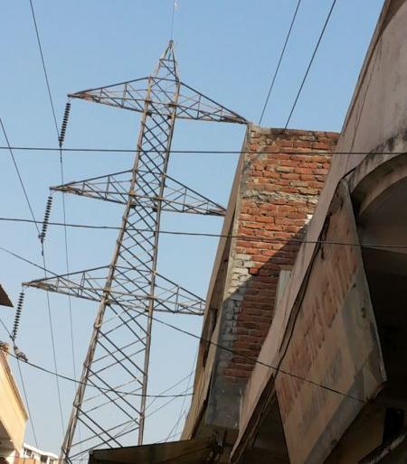 High Tension line in Nagpur will be getting tension to SNDL, NIT and NMC | नागपुरात हायटेन्शन लाईनमुळे एसएनडीएल, नासुप्र, मनपाला येणार टेन्शन High Tension line in Nagpur will be getting tension to SNDL, NIT and NMC | नागपुरात हायटेन्शन लाईनमुळे एसएनडीएल, नासुप्र, मनपाला येणार टेन्शन