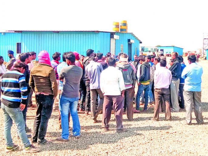 Withholding wages, the workers stopped working on highways | मजुरी रखडल्याने मजुरांनी महामार्गाचे काम पाडले बंद Withholding wages, the workers stopped working on highways | मजुरी रखडल्याने मजुरांनी महामार्गाचे काम पाडले बंद