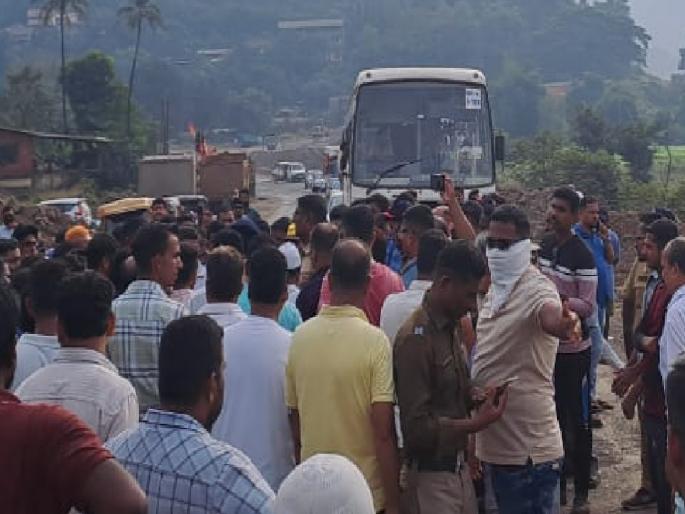 Bike rider killed in collision with dumper at Kolambay in Ratnagiri district, Roadblock of the villagers | मुंबई-गोवा महामार्गावर अपघातांची मालिका सुरूच; डंपरच्या धडकेत दुचाकीस्वार ठार, ग्रामस्थांचा रास्तारोको