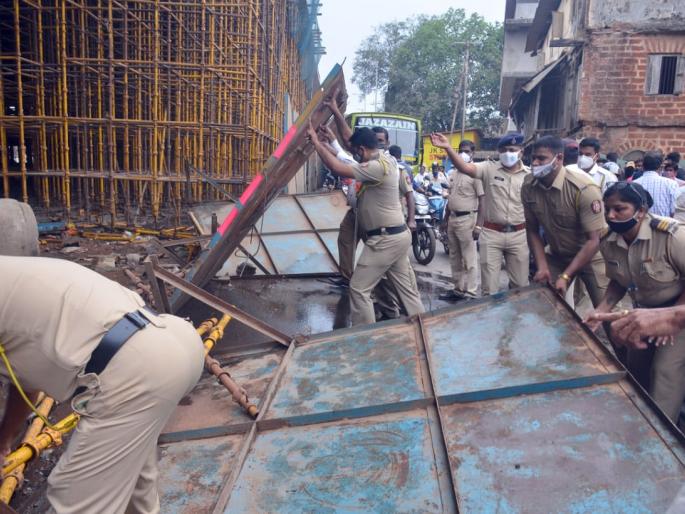 Two-wheeler injured after iron sheets fall on highway | महामार्गावर लोखंडी पत्रे कोसळून दुचाकीस्वार जखमी ! Two-wheeler injured after iron sheets fall on highway | महामार्गावर लोखंडी पत्रे कोसळून दुचाकीस्वार जखमी !