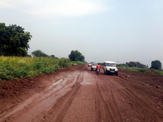 National highways became death traps; drivers suffer due to potholes, side straps | राष्ट्रीय महामार्ग बनले मृत्यूचे सापळे; खड्डे, साईड पट्ट्यांमुळे वाहनधारक त्रस्त National highways became death traps; drivers suffer due to potholes, side straps | राष्ट्रीय महामार्ग बनले मृत्यूचे सापळे; खड्डे, साईड पट्ट्यांमुळे वाहनधारक त्रस्त