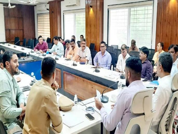 Potholes on Pune-Bangalore National Highway; otherwise criminal charges will be filed against the contractors; Guardian Minister Shambhuraj Desai warning | पुणे-बंगळुरू राष्ट्रीय महामार्गावर खड्डे; ...अन्यथा ठेकेदारांवर फौजदारी गुन्हे दाखल करणार; पालकमंत्र्यांचा इशारा Potholes on Pune-Bangalore National Highway; otherwise criminal charges will be filed against the contractors; Guardian Minister Shambhuraj Desai warning | पुणे-बंगळुरू राष्ट्रीय महामार्गावर खड्डे; ...अन्यथा ठेकेदारांवर फौजदारी गुन्हे दाखल करणार; पालकमंत्र्यांचा इशारा