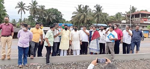 Inspection of the collapsed box of the flyover at Kankavli | कणकवलीतील उड्डाण पुलाची कोसळलेल्या बॉक्सेलची पाहणी