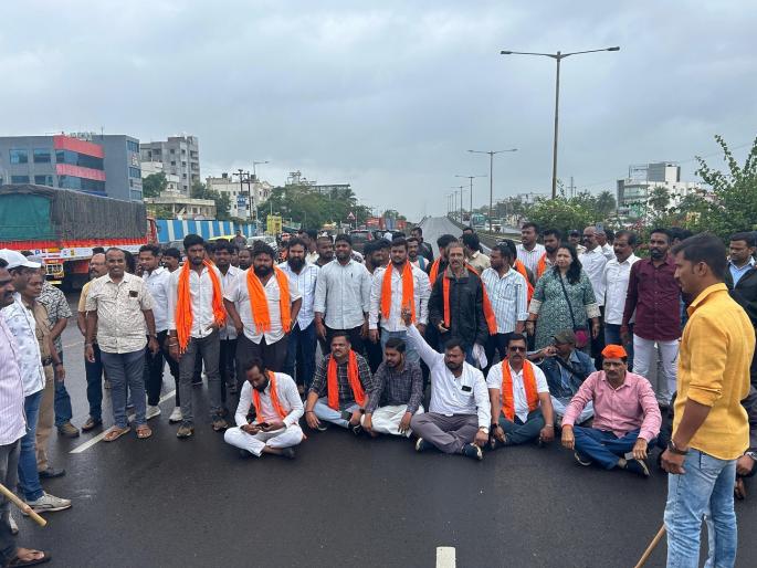 Hindu organizations blocked the Pune-Bangalore highway | Satara: हिंदुत्ववादी संघटनांनी पुणे-बंगळुरू महामार्ग रोखला, वाहतूक संथ गतीने सुरू Hindu organizations blocked the Pune-Bangalore highway | Satara: हिंदुत्ववादी संघटनांनी पुणे-बंगळुरू महामार्ग रोखला, वाहतूक संथ गतीने सुरू