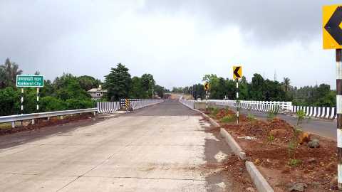 The condition of the three state highways is deplorable | तिन्ही राज्यमार्गांची अवस्था दयनीय, दोडामार्गवासीय आक्रमक