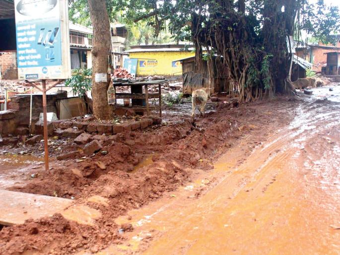 The kingdom of mud on the highway with the arrival of rain | पावसाच्या आगमनाने महामार्गावर चिखलाचे साम्राज्य The kingdom of mud on the highway with the arrival of rain | पावसाच्या आगमनाने महामार्गावर चिखलाचे साम्राज्य