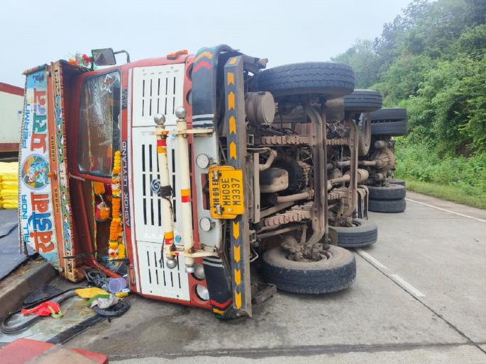 Container overturns on highway one way traffic disrupted for thirteen hours | Ratnagiri: महामार्गावर कंटेनर उलटून अपघात; तेरा तास एकेरी वाहतूक Container overturns on highway one way traffic disrupted for thirteen hours | Ratnagiri: महामार्गावर कंटेनर उलटून अपघात; तेरा तास एकेरी वाहतूक