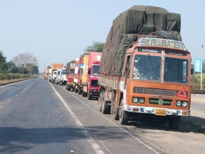 The driver's life was saved by the crowd watching the accident | अपघात पाहणाऱ्या गर्दीने वाचवला चालकाचा जीव The driver's life was saved by the crowd watching the accident | अपघात पाहणाऱ्या गर्दीने वाचवला चालकाचा जीव