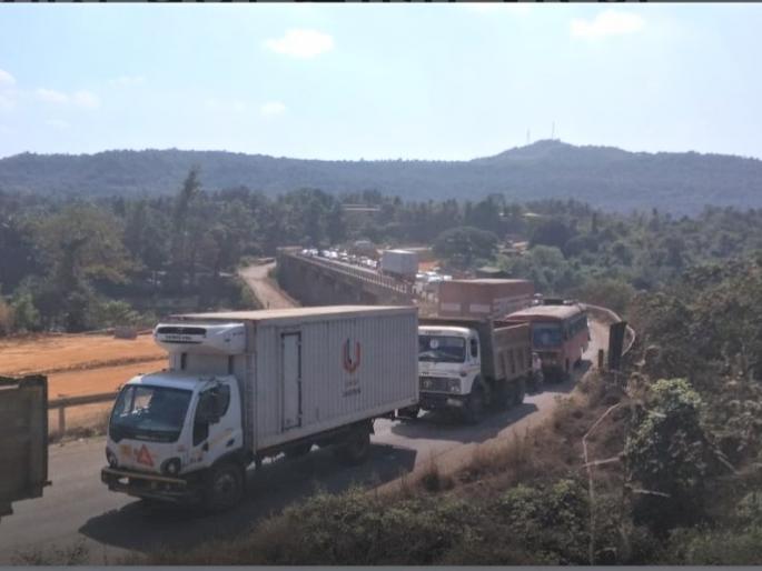 Traffic jam on highway due to chowdhury work | चौदरीकरणाच्या कामामुळे महामार्गावर वाहतूक कोंडी Traffic jam on highway due to chowdhury work | चौदरीकरणाच्या कामामुळे महामार्गावर वाहतूक कोंडी