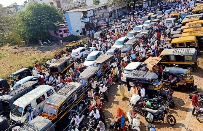 Railwaygate closed; Traffic jam on national highways for an hour and a half | रेल्वेगेट बंद; राष्ट्रीय महामार्गावरील वाहतूक दीड तास ठप्प Railwaygate closed; Traffic jam on national highways for an hour and a half | रेल्वेगेट बंद; राष्ट्रीय महामार्गावरील वाहतूक दीड तास ठप्प