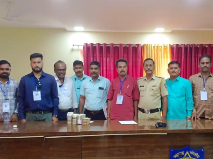 Cash of 14 lakh 50 thousand seized in Hingoli; The amount was being taken on a bike | हिंगोलीत दुचाकीवरून मोठ्या रक्कमेची वाहतूक; १४ लाख ५० हजारांची रोकड जप्त Cash of 14 lakh 50 thousand seized in Hingoli; The amount was being taken on a bike | हिंगोलीत दुचाकीवरून मोठ्या रक्कमेची वाहतूक; १४ लाख ५० हजारांची रोकड जप्त