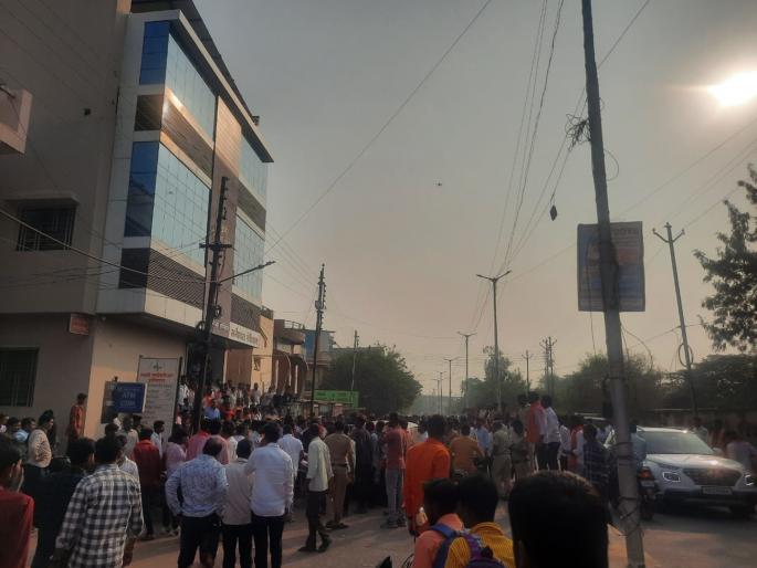 Rada in two groups in Hingoli after Assembly result; Four people were injured | हिंगोलीत दोन गट भिडले, तुंबळ हाणामारीत चार जण जखमी Rada in two groups in Hingoli after Assembly result; Four people were injured | हिंगोलीत दोन गट भिडले, तुंबळ हाणामारीत चार जण जखमी