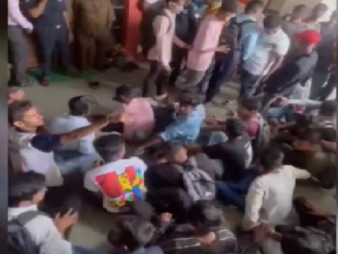 Argument between student and teacher over hijab, an incident in a college in Kolhapur | हिजाबवरुन विद्यार्थी अन् शिक्षकामध्ये वाद, कोल्हापुरातील एका महाविद्यालयातील घटना; तणावाचे वातावरण Argument between student and teacher over hijab, an incident in a college in Kolhapur | हिजाबवरुन विद्यार्थी अन् शिक्षकामध्ये वाद, कोल्हापुरातील एका महाविद्यालयातील घटना; तणावाचे वातावरण