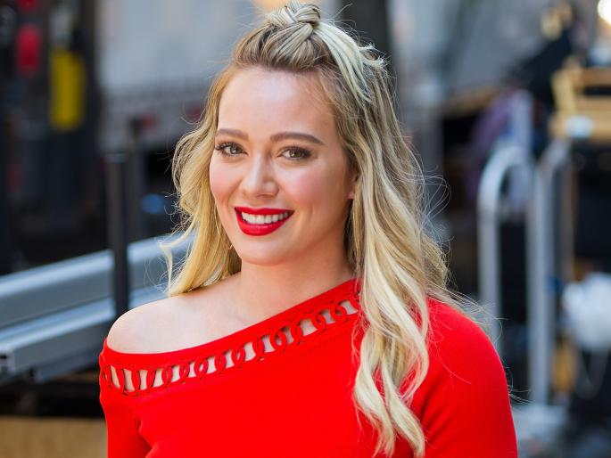 hilary duff welcomes baby girl with bf matthew koma | हिलेरी डफ दुस-यांना बनली आई, दिला गोंडस मुलीला जन्म! hilary duff welcomes baby girl with bf matthew koma | हिलेरी डफ दुस-यांना बनली आई, दिला गोंडस मुलीला जन्म!