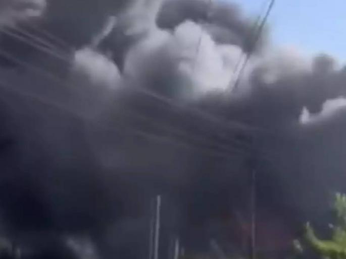 Massive fire breaks out at perfume factory in Himachal, 15-20 workers trapped, 2 jump from roof | हिमाचलमध्ये परफ्यूम फॅक्टरीला भीषण आग, १५-२० कामगार अडकले, २ जणांनी छतावरून उड्या टाकल्या Massive fire breaks out at perfume factory in Himachal, 15-20 workers trapped, 2 jump from roof | हिमाचलमध्ये परफ्यूम फॅक्टरीला भीषण आग, १५-२० कामगार अडकले, २ जणांनी छतावरून उड्या टाकल्या