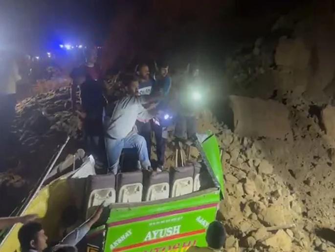 Landslide causes landslide and collapse on bus, 18 people die, but 3 children miraculously survive | भूस्खलन होऊन बसवर कोसळली दरड, १८ जणांचा मृत्यू, पण ३ मुलं आश्चर्यकारकरीत्या बचावली Landslide causes landslide and collapse on bus, 18 people die, but 3 children miraculously survive | भूस्खलन होऊन बसवर कोसळली दरड, १८ जणांचा मृत्यू, पण ३ मुलं आश्चर्यकारकरीत्या बचावली