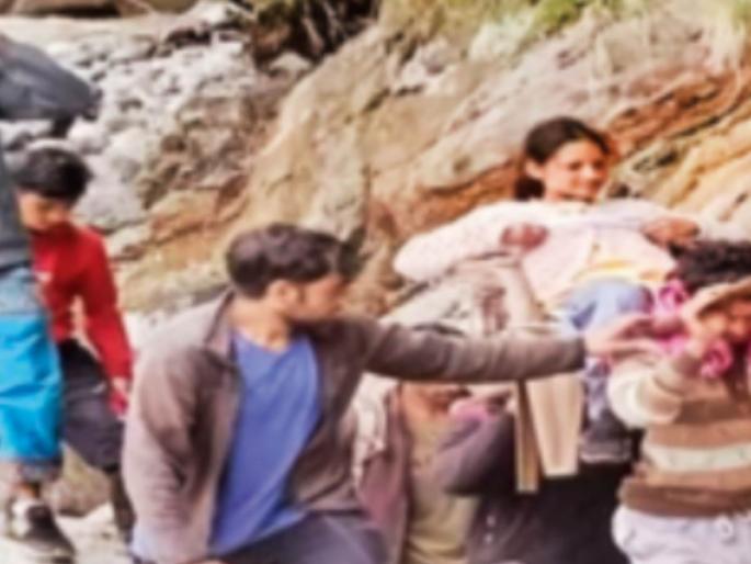 40 km forest trampling girl taken to hospital; People's problems increased due to flood | ४० किमी जंगल तुडवत मुलीला नेले रुग्णालयात; पुरामुळे वाढल्या लोकांच्या अडचणी 40 km forest trampling girl taken to hospital; People's problems increased due to flood | ४० किमी जंगल तुडवत मुलीला नेले रुग्णालयात; पुरामुळे वाढल्या लोकांच्या अडचणी